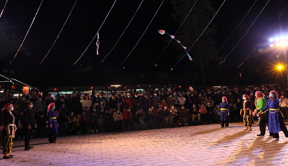 Biểu diễn trò chơi dân gian thu hút du khách.