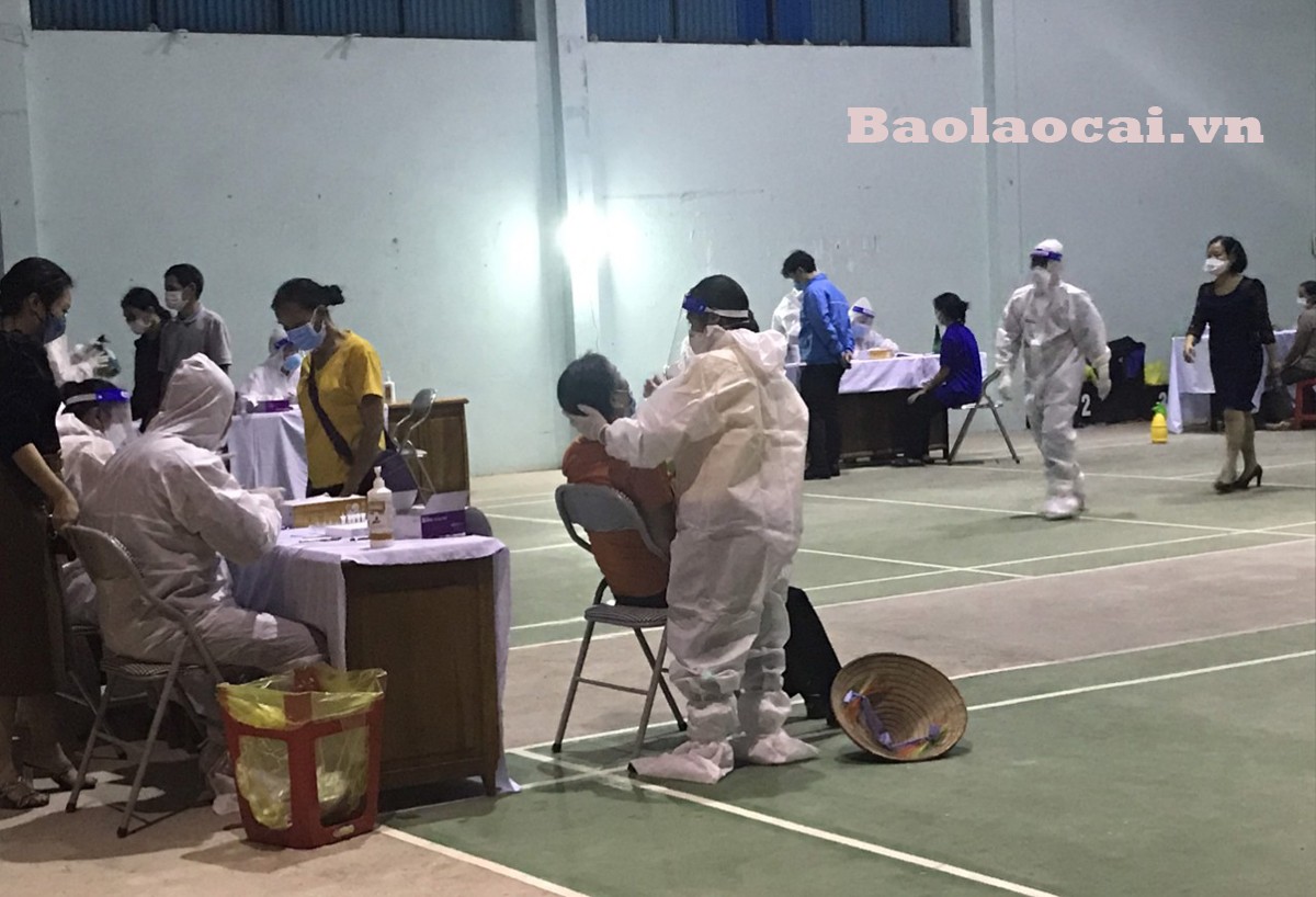 Huyện Bảo Yên đang triển khai khẩn trương lấy mẫu xét nghiệm các trường hợp F1, F2. Huyện Bảo Yên đang triển khai khẩn trương lấy mẫu xét nghiệm các trường hợp F1, F2.