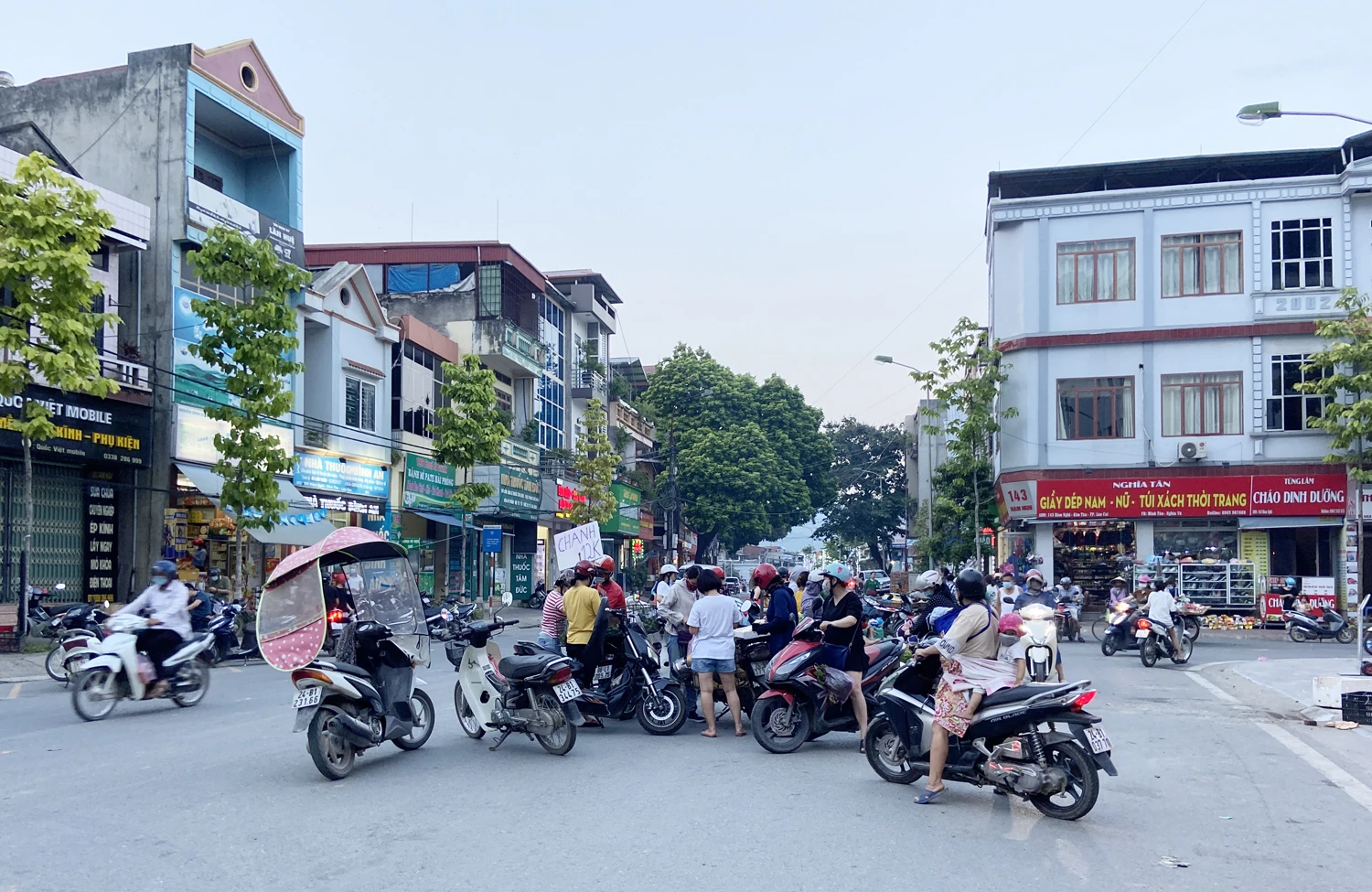 Chợ Kim Tân: Người bán hàng tràn cả ra đường gây cản trở giao thông ảnh 3