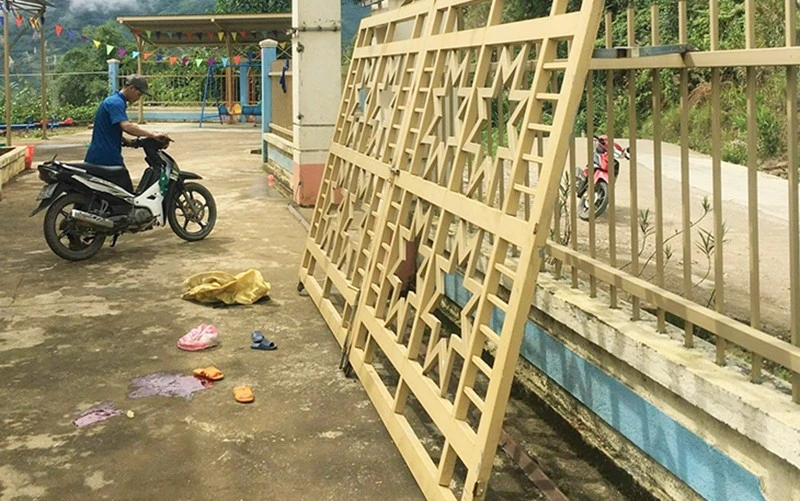 Cổng Trường Măng Dí đổ gây chết người.