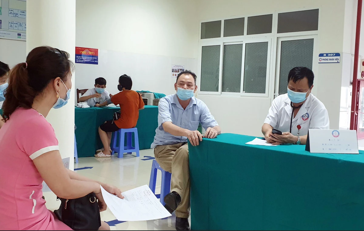 Bác sỹ Bệnh viện Sản Nhi hướng dẫn người dân cài đặt, sử dụng ứng dụng Bluezone.