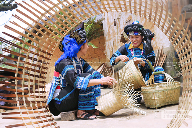 Các nghệ sỹ Lào Cai tham&nbsp;gia triển lãm ảnh nghệ thuật du lịch Tây Bắc&nbsp; ảnh 6