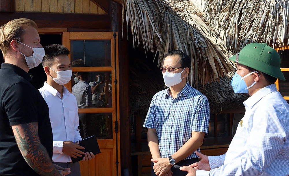 Phó Chủ tịch Thường trực UBND Hoàng Quốc Khánh trao đổi thông tin với quản lý Topass Ecolodge.