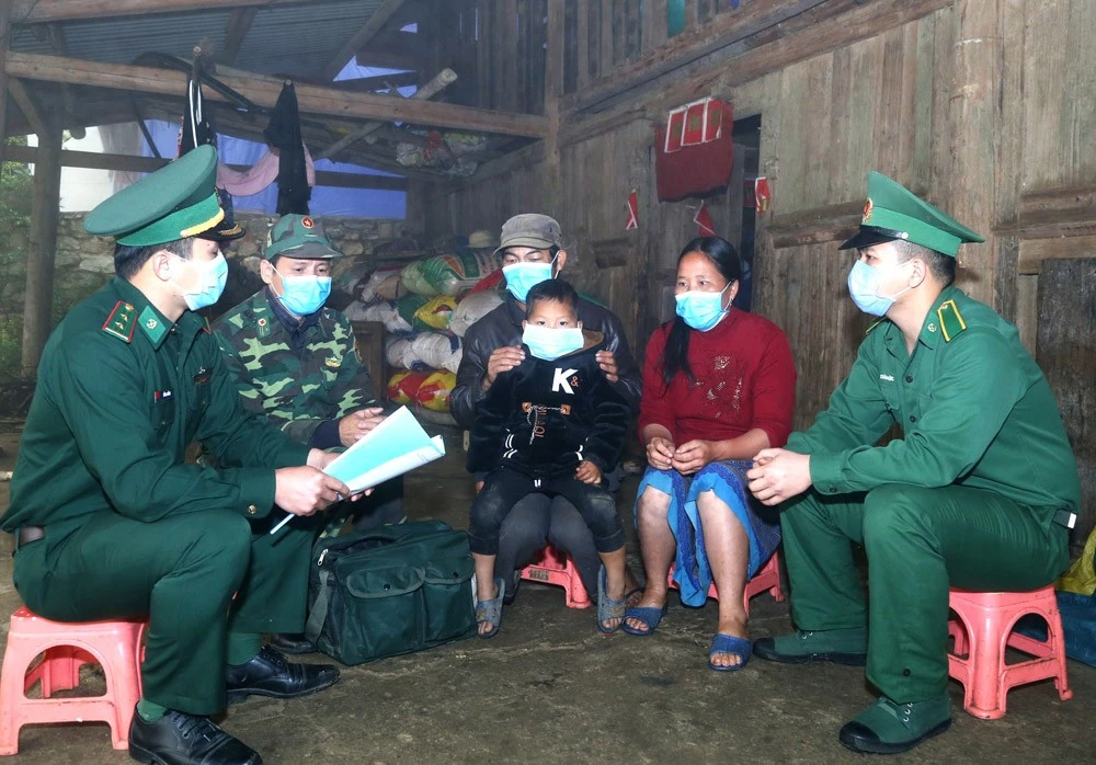 Cán bộ, chiến sĩ Đồn Biên phòng Tả Gia Khâu lồng ghép hoạt động dân vận trong công tác khám - chữa bệnh cho Nhân dân.