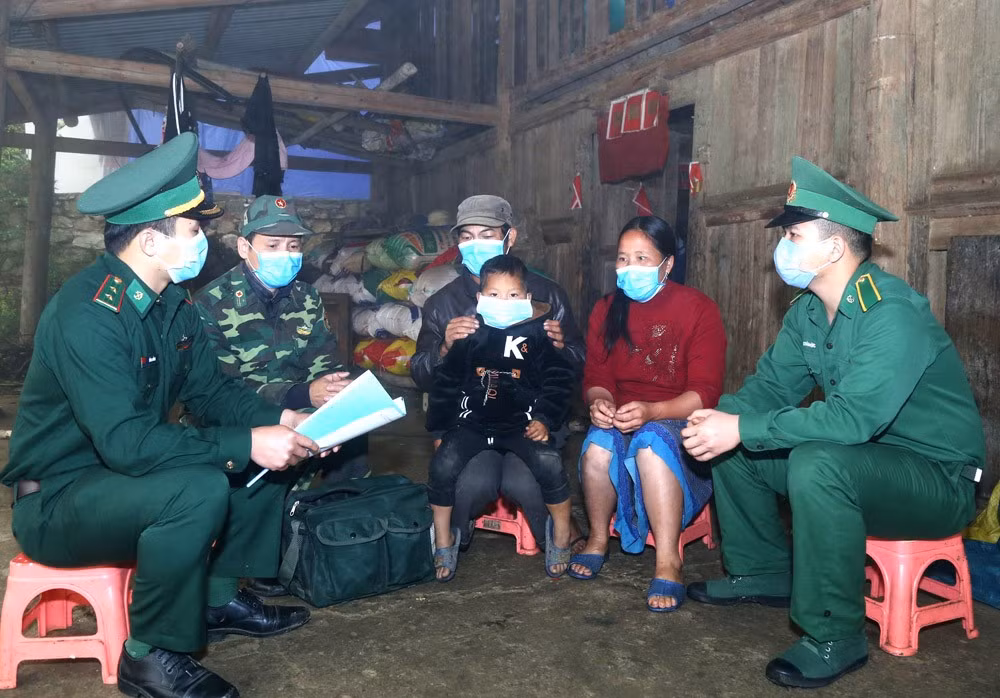 Cán bộ, chiến sĩ Đồn Biên phòng Tả Gia Khâu lồng ghép hoạt động dân vận trong công tác khám - chữa bệnh cho Nhân dân.