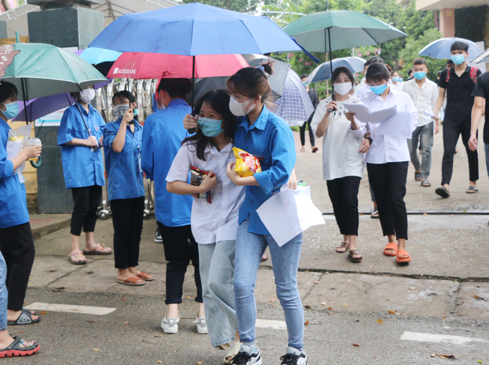 Thí sinh nhận được sự động viên của các tình nguyện viên.