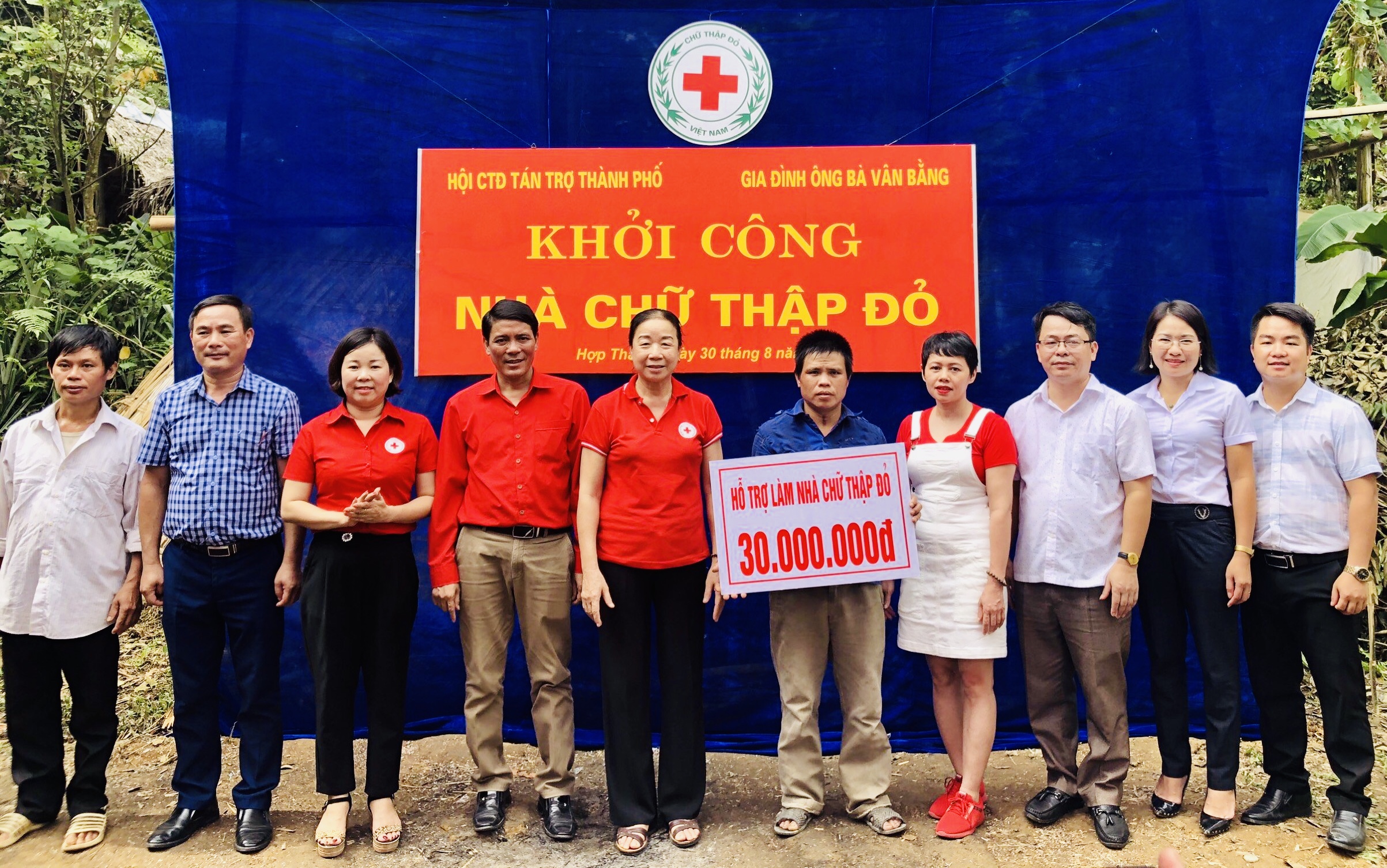 Hội Chữ thập đỏ thành phố hỗ trợ hộ nghèo xã Hợp Thành xây nhà. Hội Chữ thập đỏ thành phố hỗ trợ hộ nghèo xã Hợp Thành xây nhà.