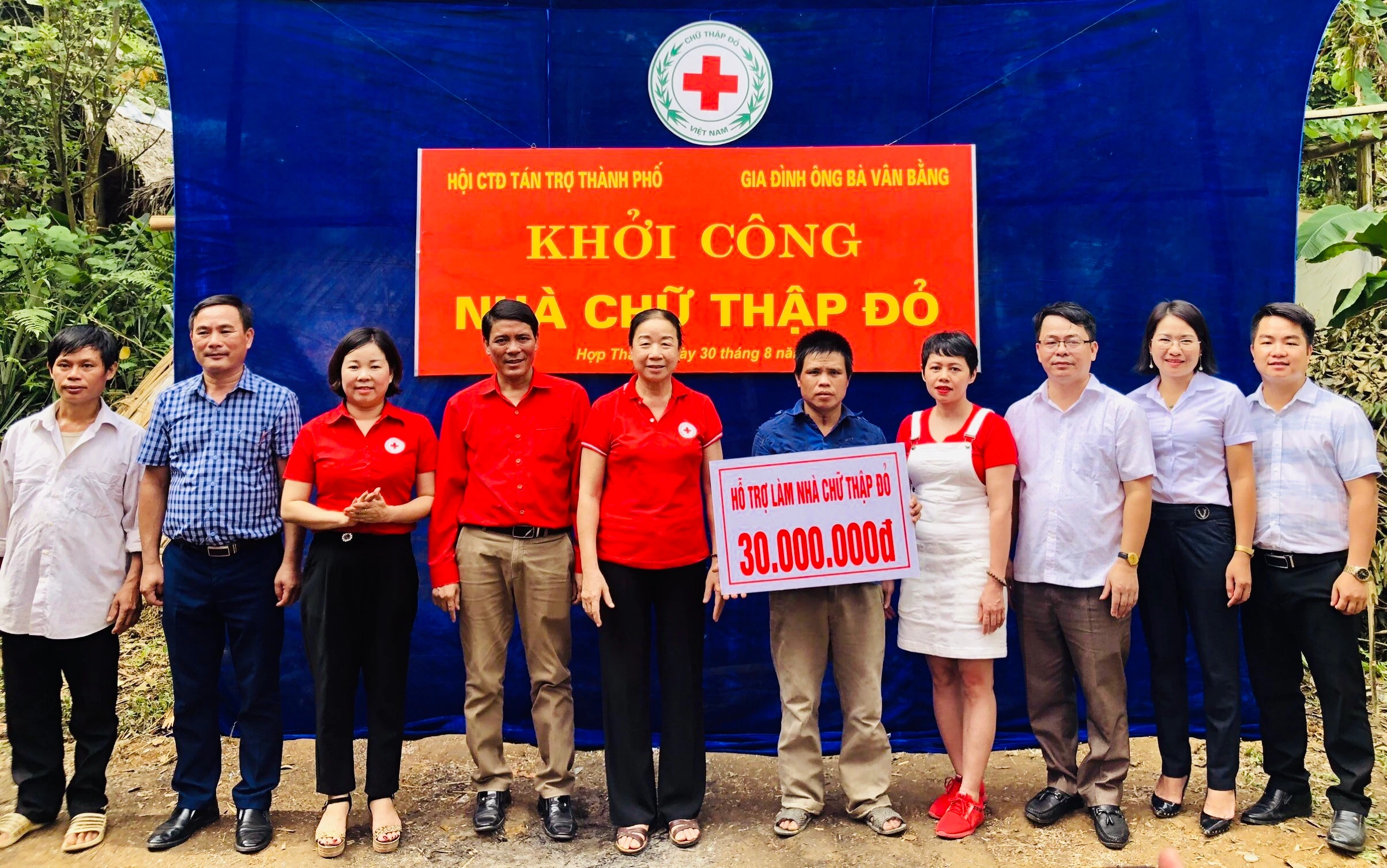 Hội Chữ thập đỏ thành phố hỗ trợ hộ nghèo xã Hợp Thành xây nhà.