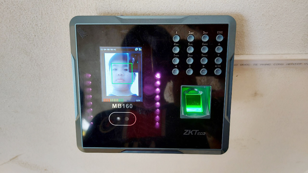 Máy sẽ nhận diện khuôn mặt học sinh rồi lưu vào hệ thống dữ liệu.