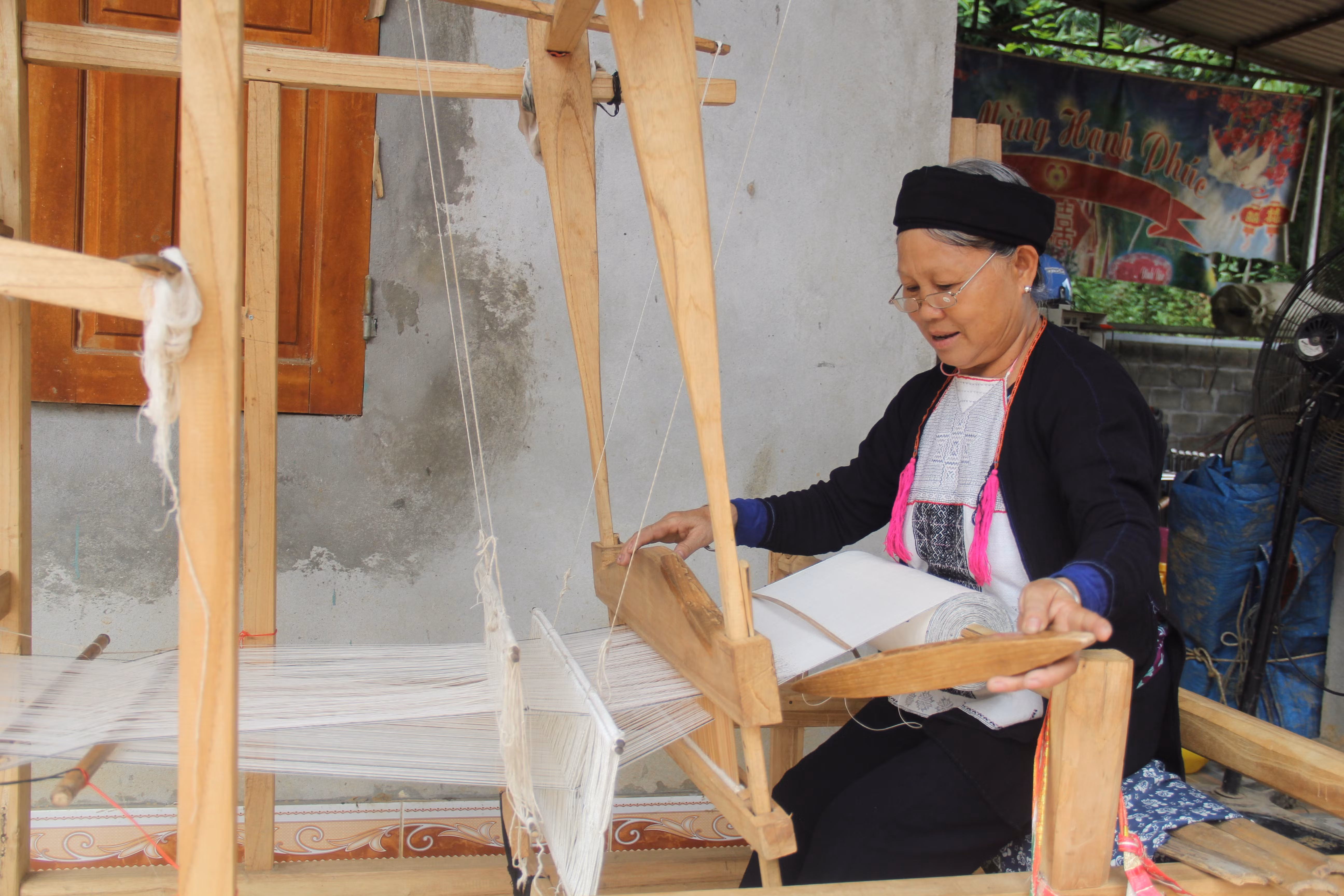 Phụ nữ người Dao giữ nghề truyền thống ảnh 1