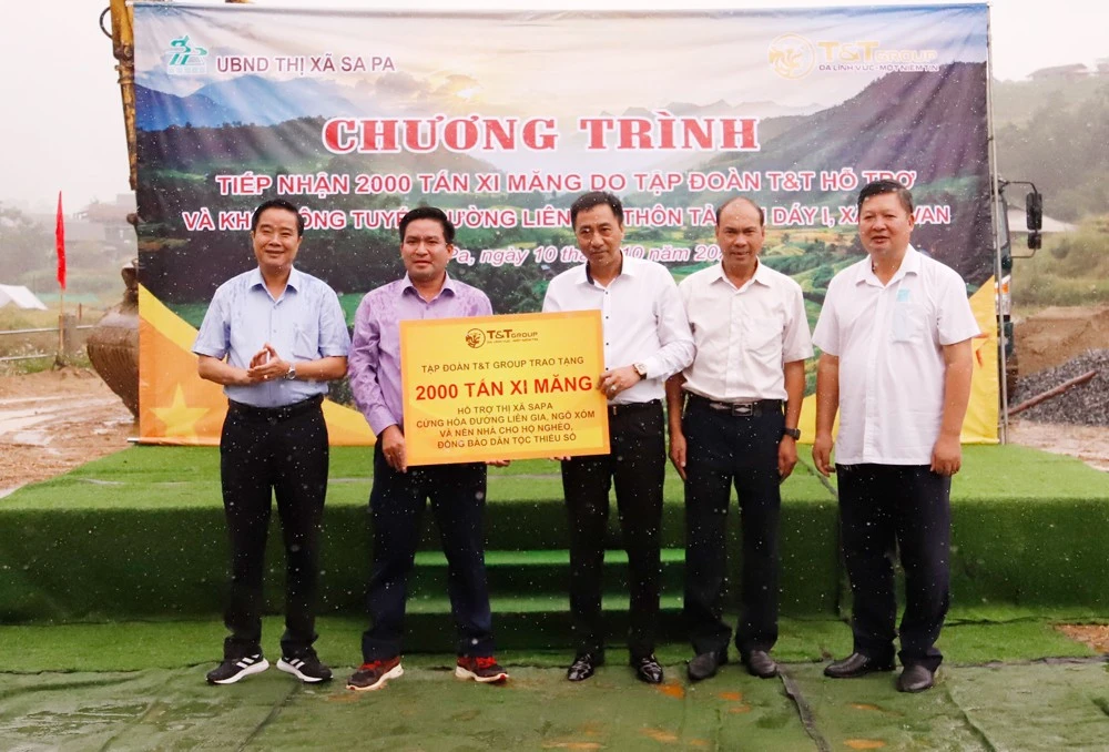 Tập đoàn T&T Group trao tặng thị xã Sa Pa 2.000 tấn xi măng ảnh 1