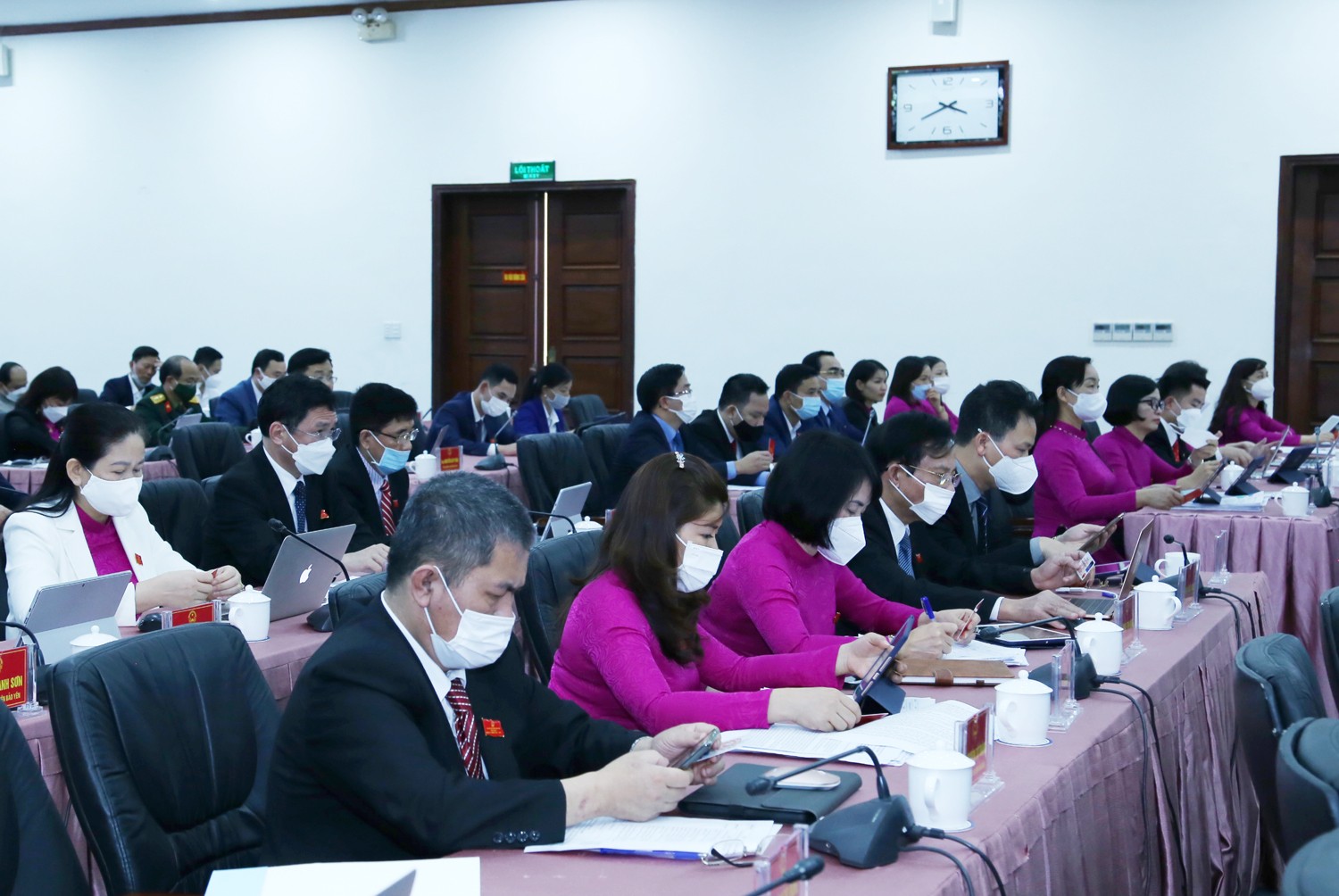 Các đại biểu HĐND tại phiên bế mạc.