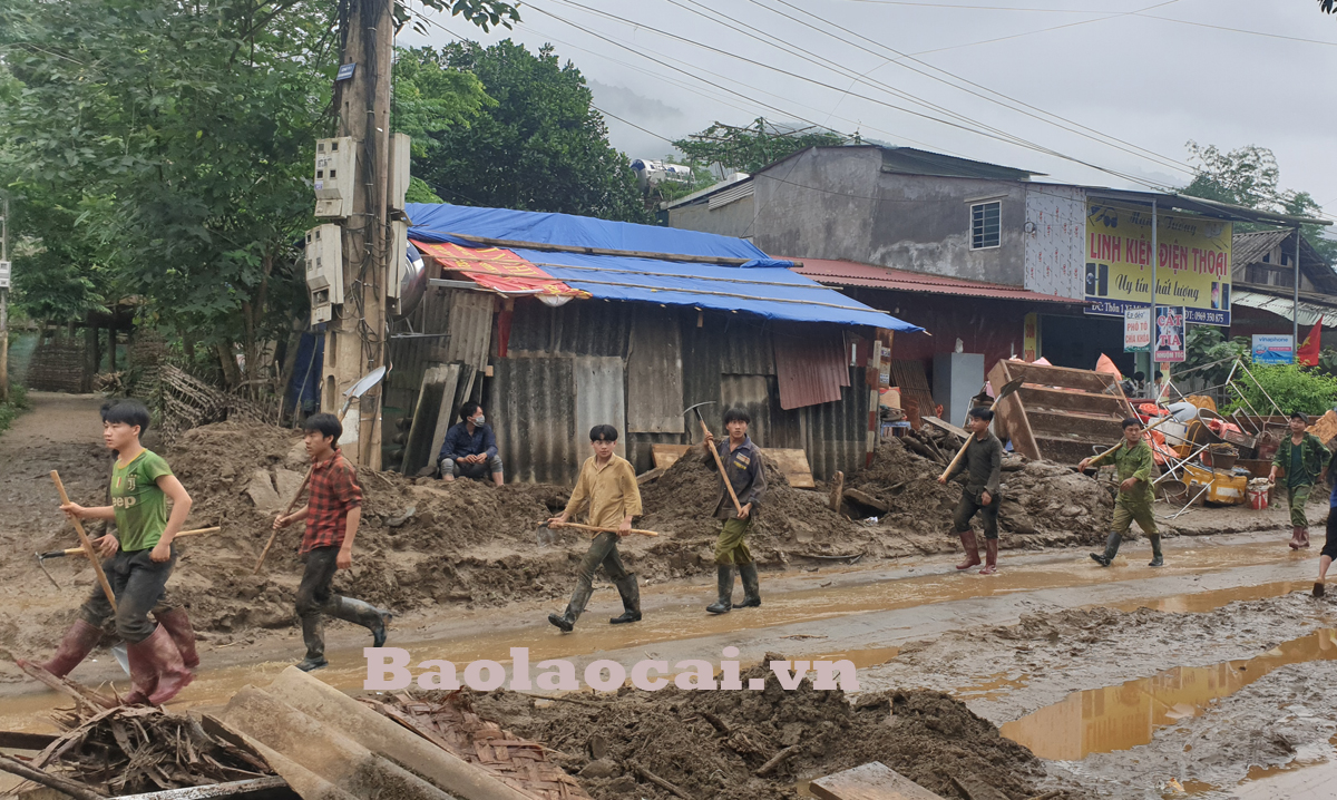 Trận lũ ống lịch sử từ thượng nguồn suối Nậm Liệp đổ về xã Minh Lương gây nhiều thiệt hại về người và tài sản. Thôn Minh Hạ 1, xã Minh Lương tan hoang sau trận lũ dữ. 25 nhà dân bị lũ tràn qua gây hư hỏng nhiều tài sản. Những cây gỗ lớn từ trên rừng bị lũ cuốn xuống phóng thẳng vào một hộ dân gây hư hỏng nhà cửa. Nhiều diện tích lúa xuân hè bị vùi lấp hoàn toàn. Lực lượng dân quân hỗ trợ người dân khắc phục hậu quả mưa lũ. Các địa phương lân cận vẫn tiếp tục điều động dân quân đến xã Minh Lương hỗ trợ nhân dân khắc phục hậu quả mưa lũ. Người dân Minh Lương vẫn chưa hết bàng hoàng sau trận lũ dữ.