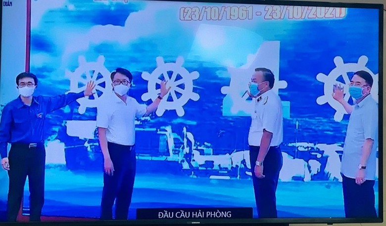 Các đại biểu thực hiện nghi thức phát động các hoạt động kỷ niệm 60 năm ngày mở đường Hồ Chí Minh trên biển tại điểm cầu Hải Phòng.