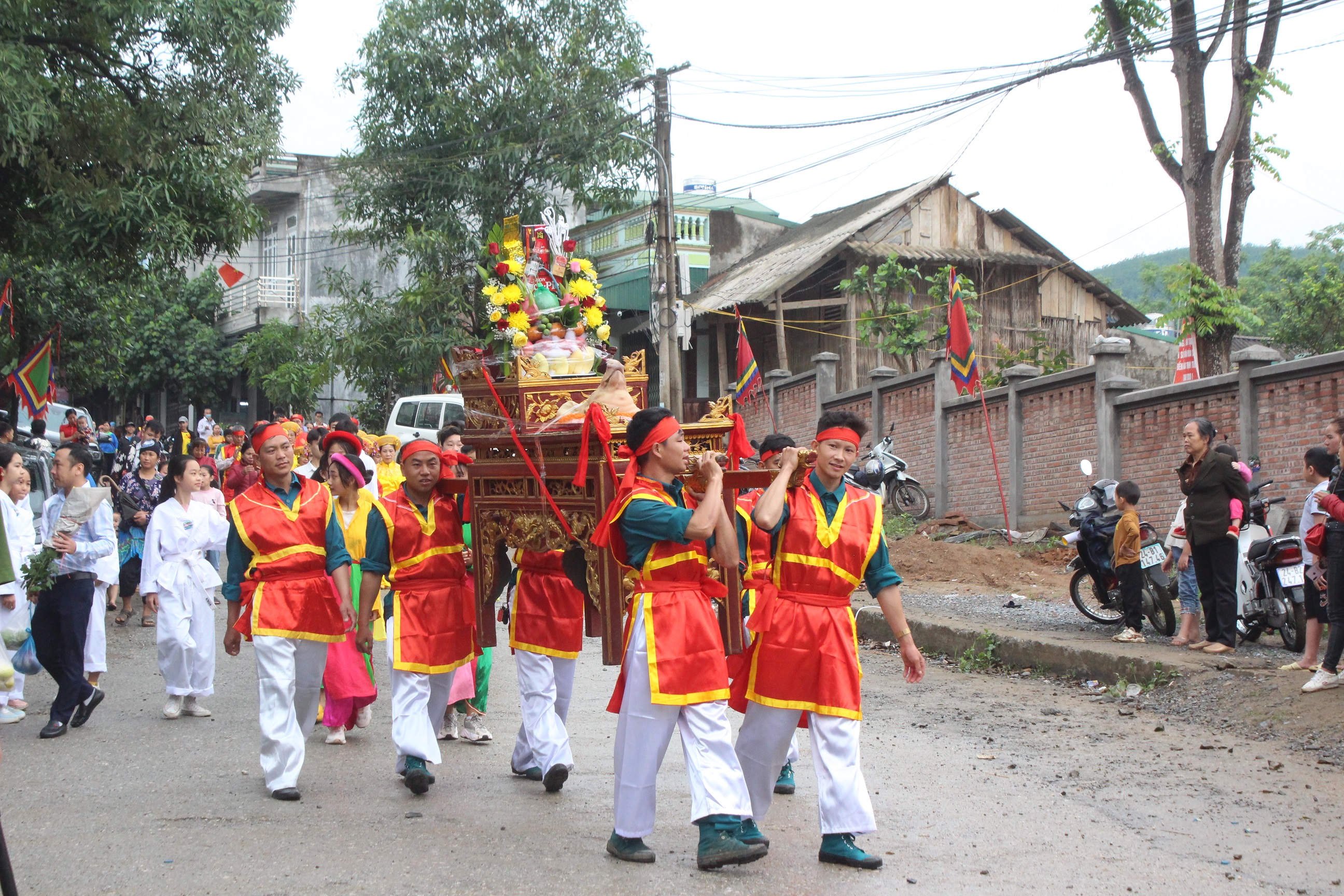Màn rước kiệu được tổ chức trước khai hội.