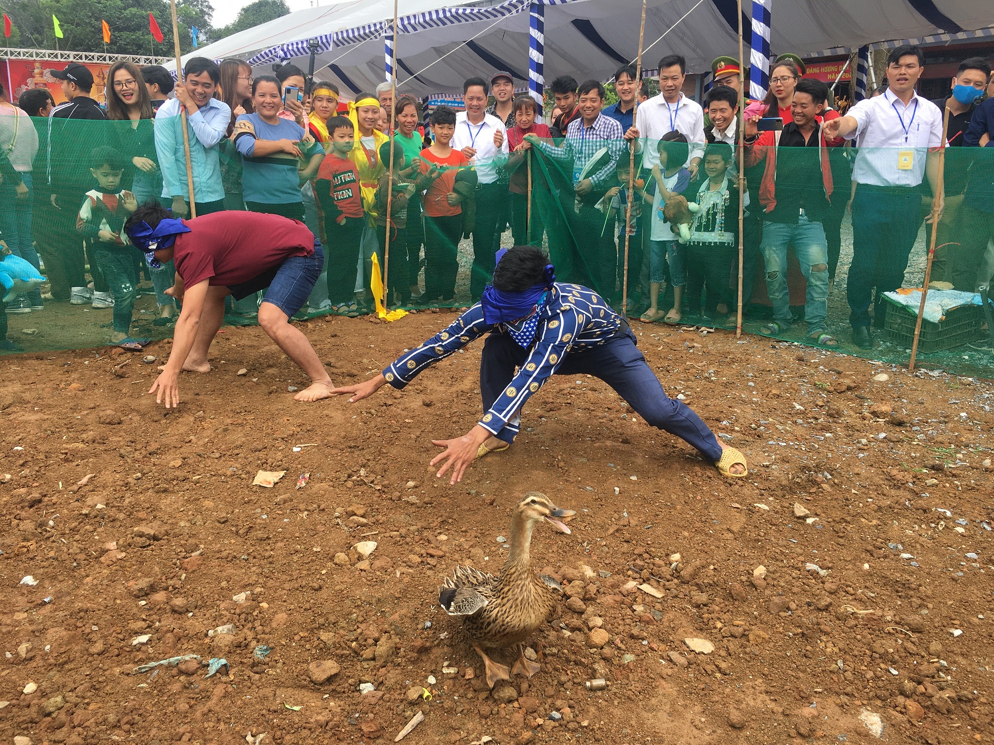 Nhiều người dân háo hức tham gia trò chơi dân gian “bịt mắt bắt vịt"