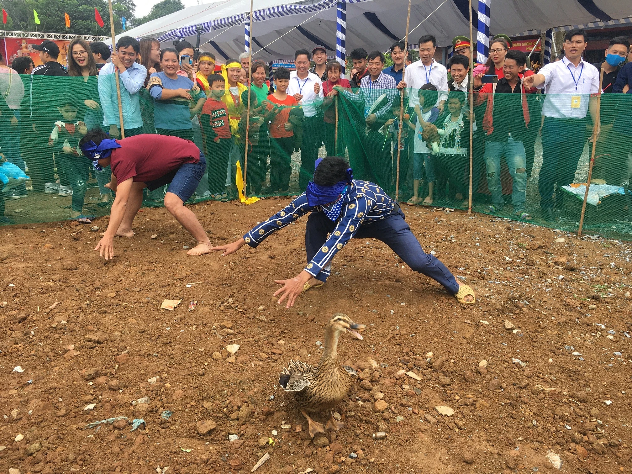 Nhiều người dân háo hức tham gia trò chơi dân gian “bịt mắt bắt vịt"