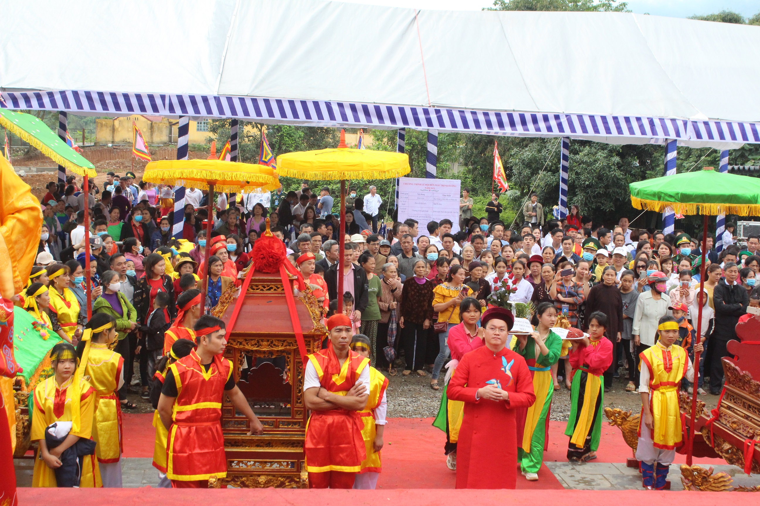 Thực hiện nghi thức dâng hương và tế lễ.