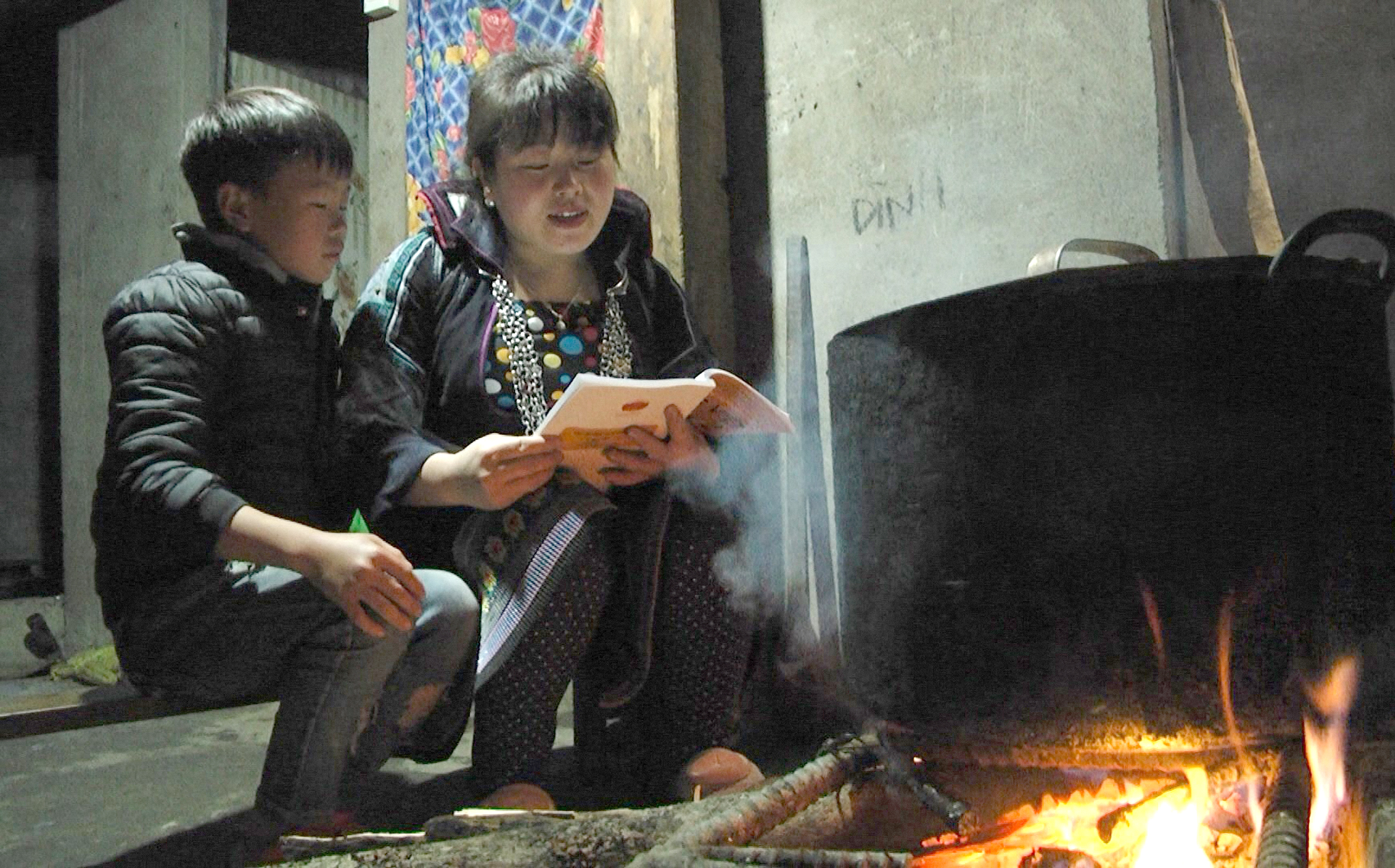 Tìm con chữ bên bếp lửa hồng ảnh 1 Tìm con chữ bên bếp lửa hồng ảnh 1