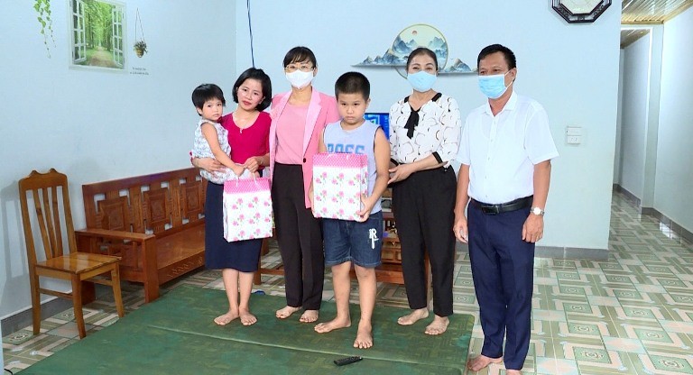 Phó Chủ tịch UBND tỉnh Giàng Thị Dung thăm hỏi, tặng quà Trung thu cho con em cán bộ y tế tuyến đầu chống dịch Covid -19 ảnh 2 Phó Chủ tịch UBND tỉnh Giàng Thị Dung thăm hỏi, tặng quà Trung thu cho con em cán bộ y tế tuyến đầu chống dịch Covid -19 ảnh 2