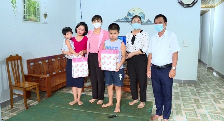 Phó Chủ tịch UBND tỉnh Giàng Thị Dung thăm hỏi, tặng quà Trung thu cho con em cán bộ y tế tuyến đầu chống dịch Covid -19 ảnh 2