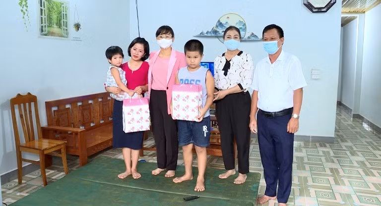 Phó Chủ tịch UBND tỉnh Giàng Thị Dung thăm hỏi, tặng quà Trung thu cho con em cán bộ y tế tuyến đầu chống dịch Covid -19 ảnh 2