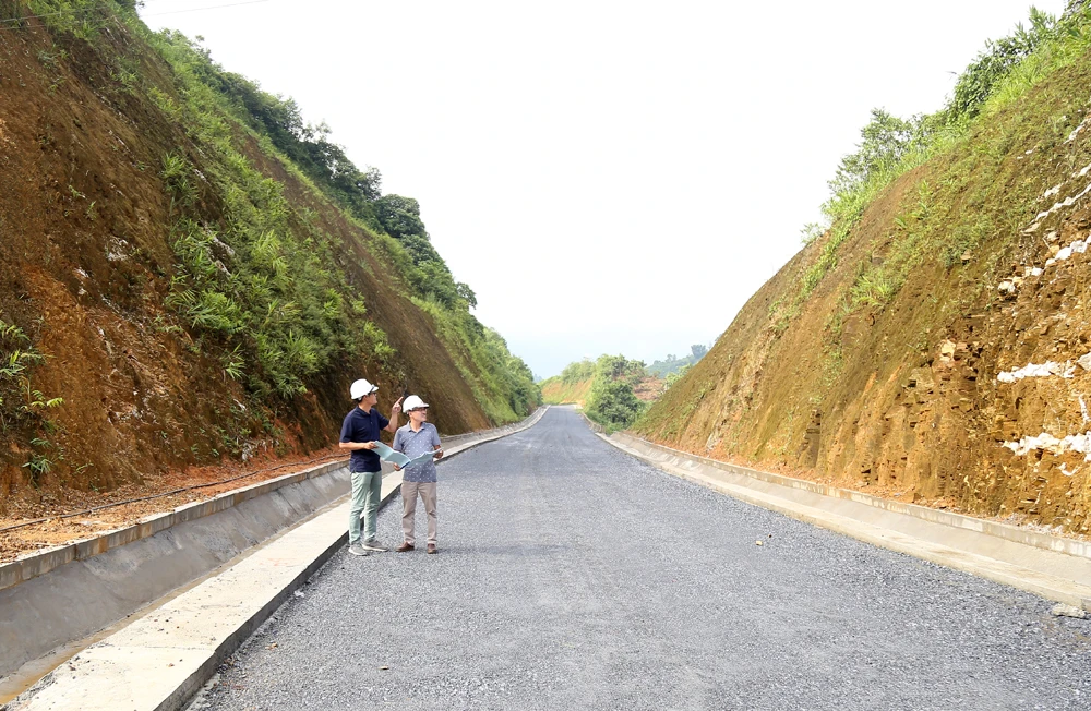 Khối lượng xây lắp các gói thầu từ số 1 đến số 5 đến nay đã đạt gần 60%. Nhà thầu huy động tối đa nhân lực, phương tiện đảm bảo tiến độ thông tuyến theo hợp đồng ký kết. Cầu Móng Sến, công trình cấp đặc biệt là điểm nhấn trên toàn dự án. Công trình sẽ hợp long vào đúng dịp kỷ niệm 30 năm tái lập tỉnh. Lãnh đạo Sở Giao thông vận tải - Xây dựng kiểm tra, đôn đốc tiến độ dự án.