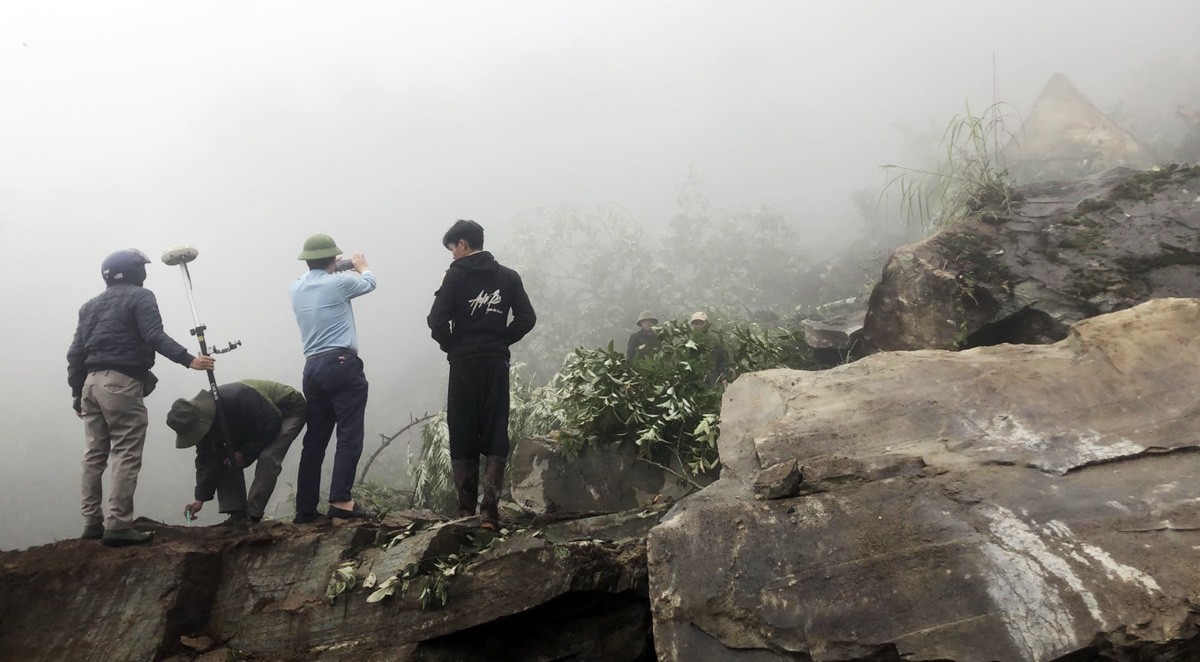 Nhiều khối đá lớn sạt xuống lòng đường khiến công tác khắc phục gặp khó khăn. Nhiều khối đá lớn sạt xuống lòng đường khiến công tác khắc phục gặp khó khăn.
