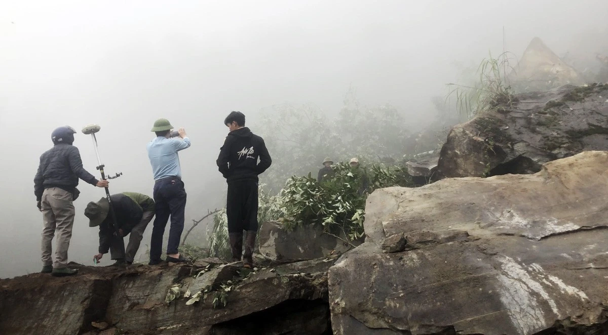 Nhiều khối đá lớn sạt xuống lòng đường khiến công tác khắc phục gặp khó khăn.