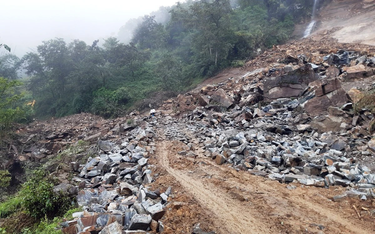 Mới chỉ có người đi bộ và các phương tiện xe máy, xe ô tô bán tải gầm cao lưu thông qua lại điểm sạt lở sau khi được khắc phục.