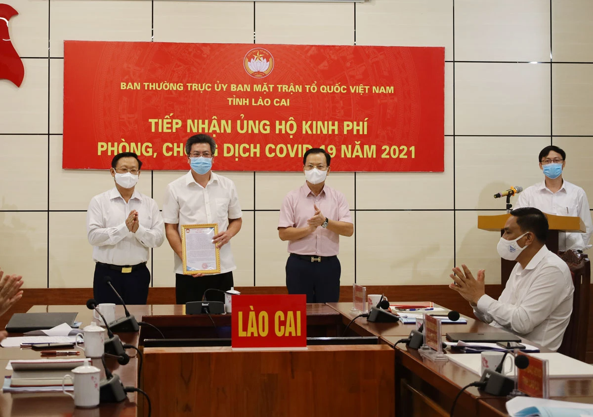 Trao Thư cảm ơn các đơn vị, doanh nghiệp đã ủng hộ Quỹ vắc xin phòng Covid-19 của tỉnh.