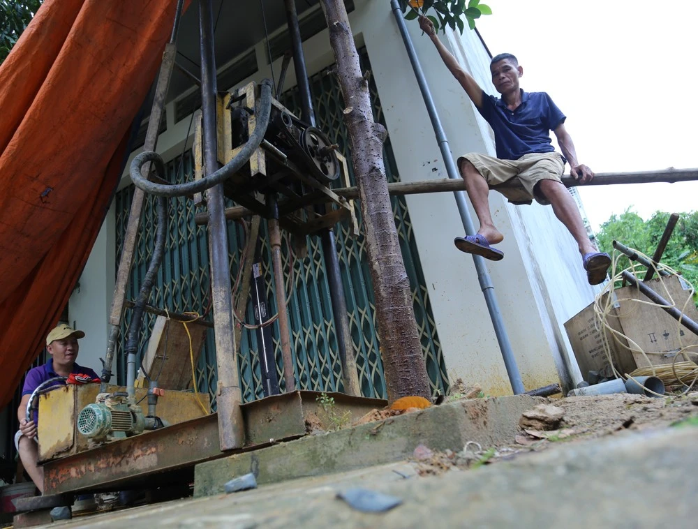 Anh Dần và cộng sự thực hiện một hợp đồng khoan giếng tại phường Nam Cường.