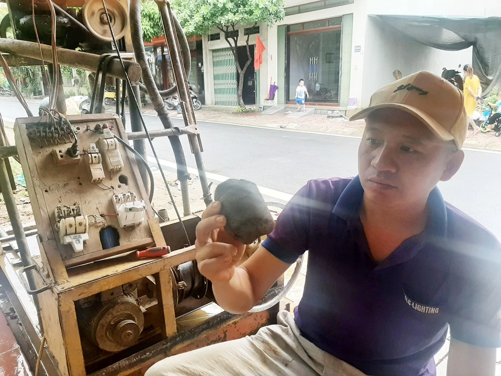 Anh Dần cho biết, nền đá xanh, cứng “ăn mũi khoan như ăn gỏi”.