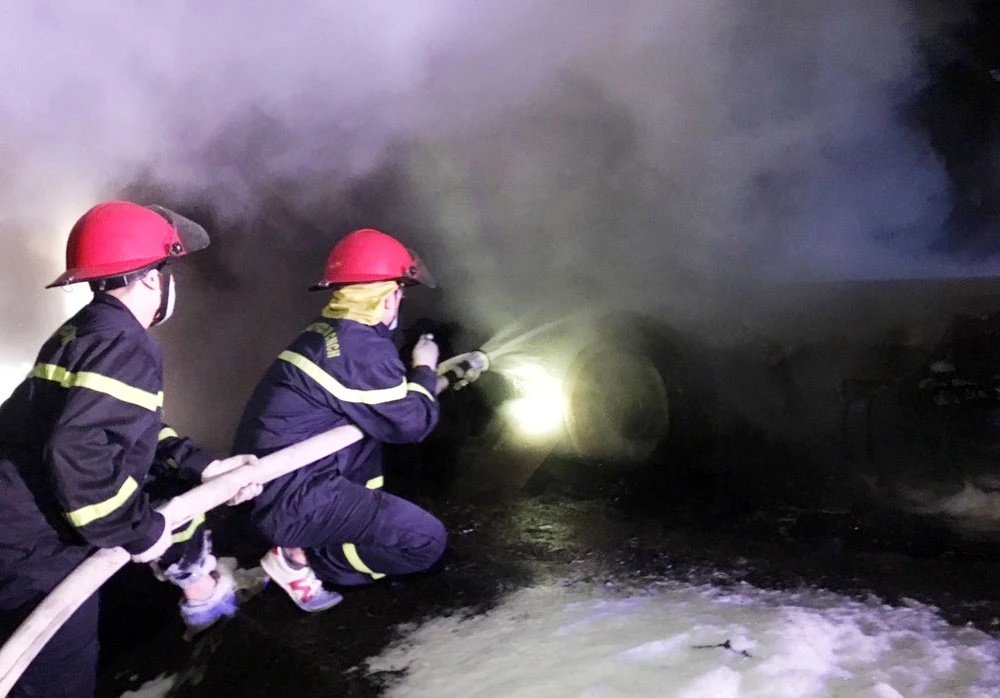 Lực lượng cảnh sát phòng cháy, chữa cháy và cứu nạn cứu hộ dập lửa.