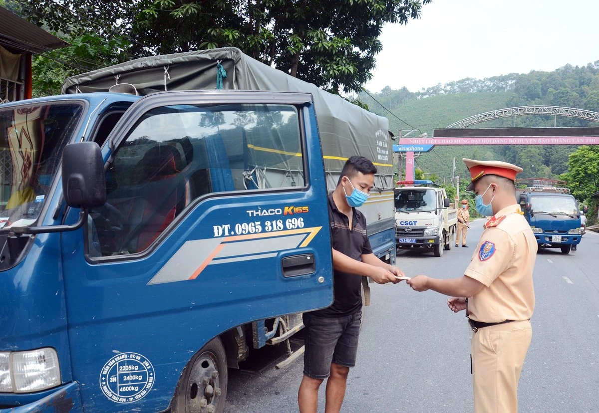 Đảm bảo an toàn giao thông gắn với chống dịch Covid-19 ảnh 1