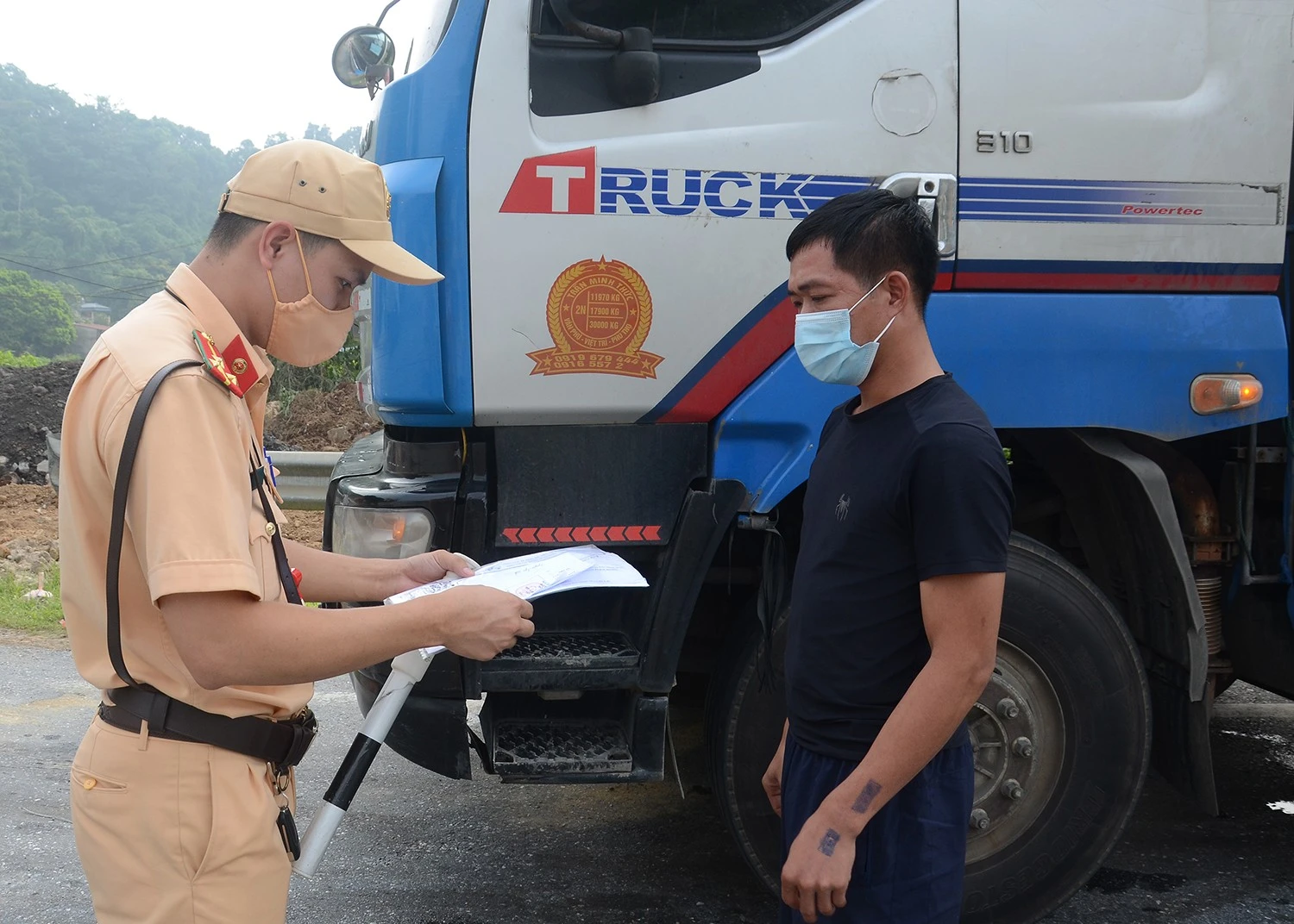 Cảnh sát giao thông Công an thành phố Lào Cai thực hiện nhiệm vụ tại chốt kiểm soát phòng, chống dịch Covid-19.