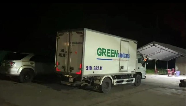 Nhét 15 người, cả trẻ em trong thùng xe đông lạnh để 'thông chốt' về quê ảnh 2  Nhét 15 người, cả trẻ em trong thùng xe đông lạnh để 'thông chốt' về quê ảnh 2