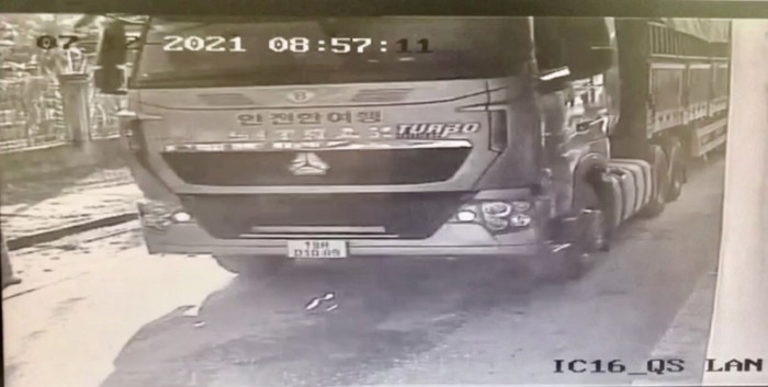 Các xe quá tải cố tình vượt trạm kiểm soát trọng tải IC16 (Ảnh cắt từ clip). Các xe quá tải cố tình vượt trạm kiểm soát trọng tải IC16 (Ảnh cắt từ clip).