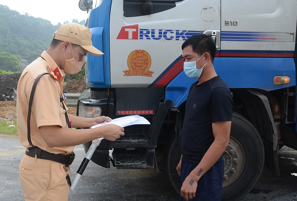 Cảnh sát giao thông Công an thành phố Lào Cai kiểm tra, kiểm soát phương tiện giao thông trên địa bàn.