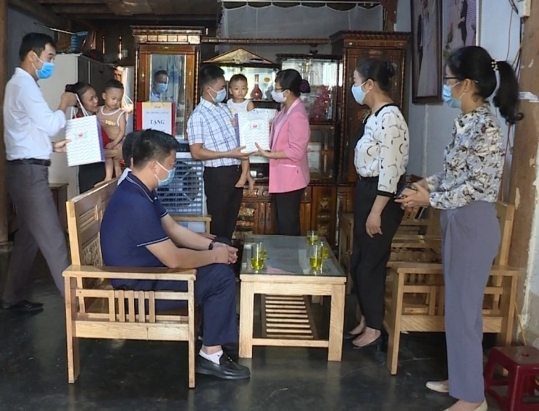 Phó Chủ tịch UBND tỉnh Giàng Thị Dung thăm hỏi, tặng quà Trung thu cho con em cán bộ y tế tuyến đầu chống dịch Covid -19 ảnh 1