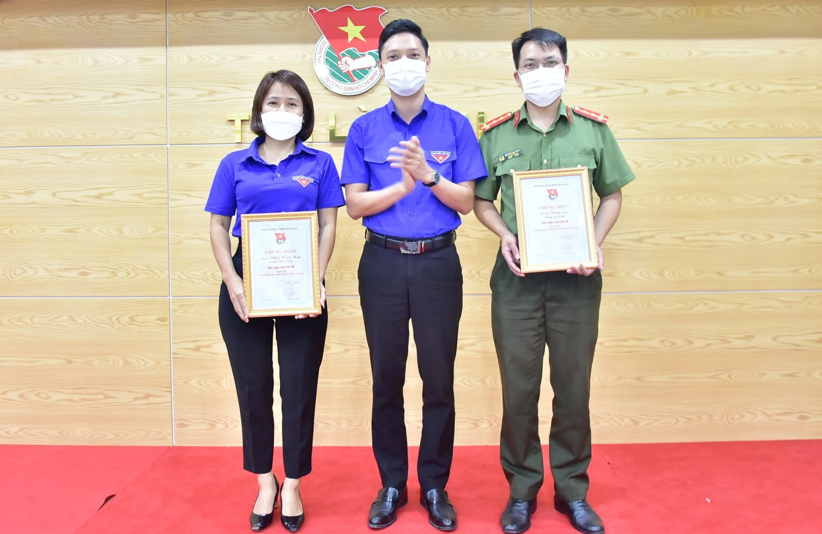 Trao giải chuyên đề cho Huyện đoàn Văn Bàn và Đoàn thanh niên Công an tỉnh.