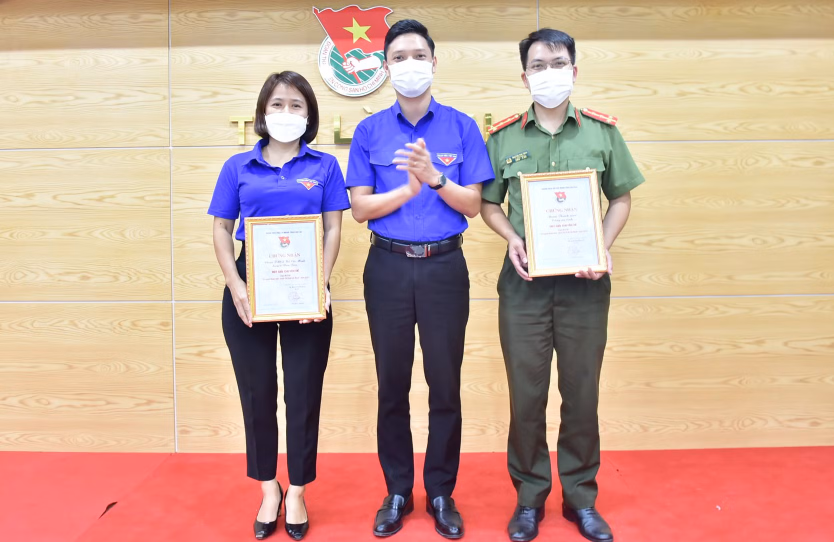 Trao giải chuyên đề cho Huyện đoàn Văn Bàn và Đoàn thanh niên Công an tỉnh.