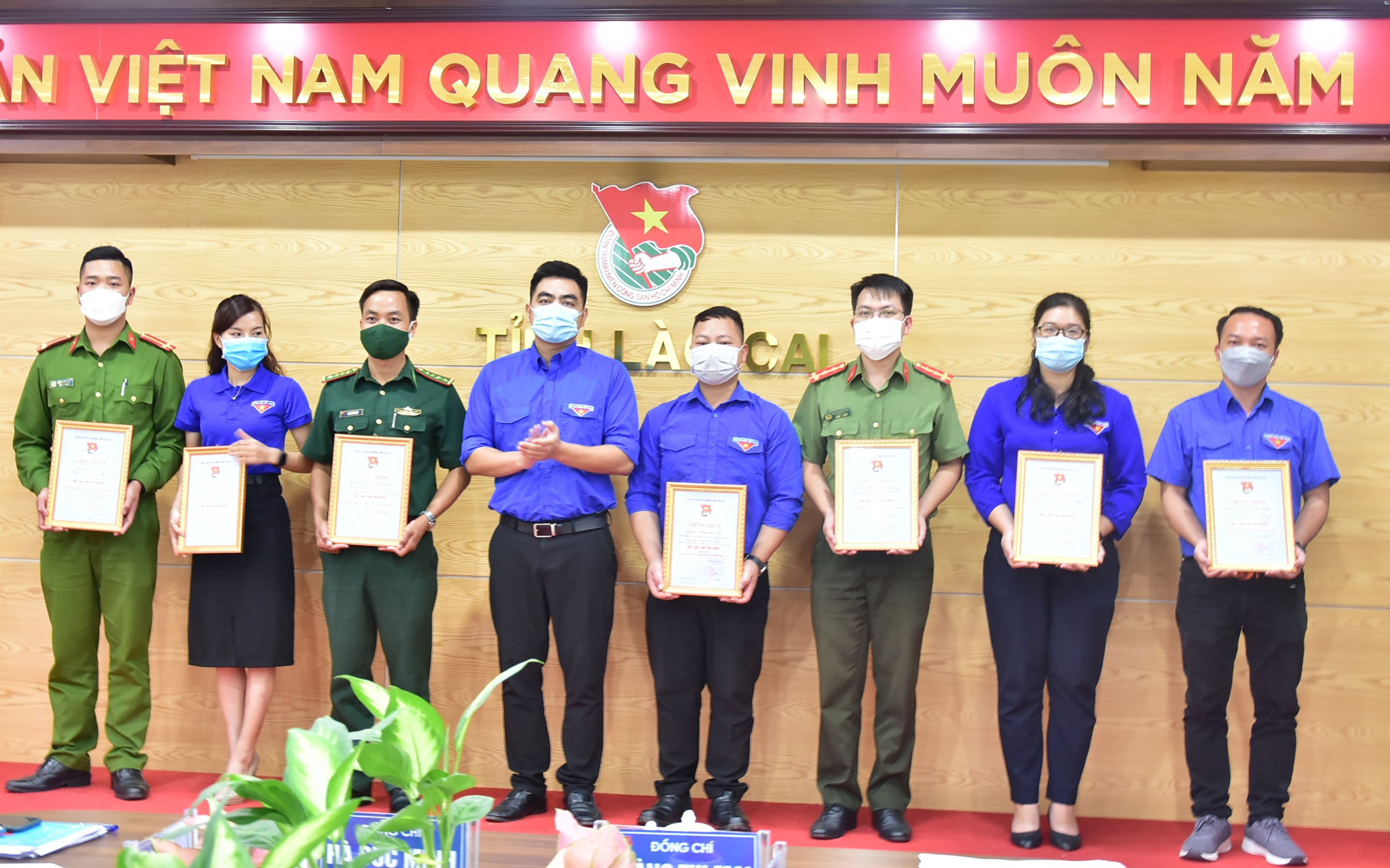 Trao giải phần thi ảnh "Tôi - Người đoàn viên Đoàn TNCS Hồ Chí Minh". Trao giải phần thi ảnh "Tôi - Người đoàn viên Đoàn TNCS Hồ Chí Minh".