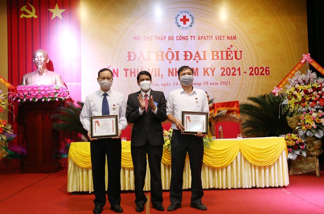 Trao Kỷ niệm chương "Vì sự nghiệp nhân đạo" của Trung ương Hội Chữ thập đỏ Việt Nam cho các cá nhân.