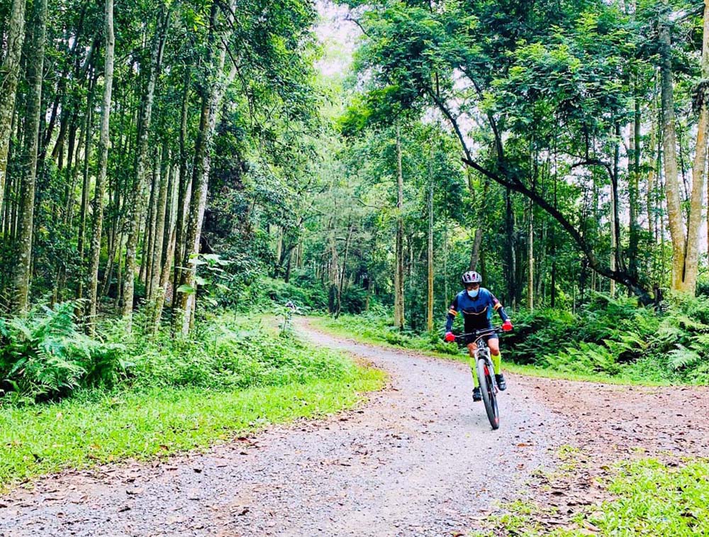 Đạp xe một mình và đeo khẩu trang là lựa chọn của nhiều người dân thành phố Lào Cai khi Covid-19 đang bùng phát.