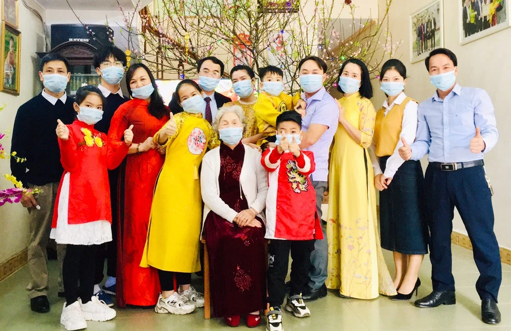 Gia đình “tam đại đồng đường” của bà Trần Thị Chiến.