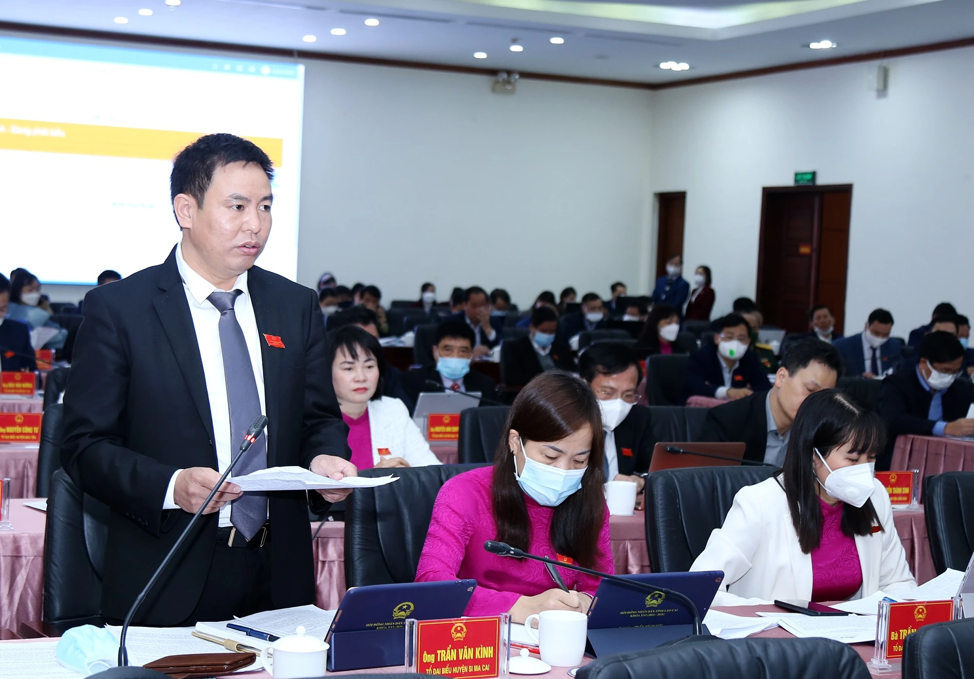 Kỳ họp thứ Ba, HĐND tỉnh: Các đại biểu thảo luận tại hội trường ảnh 3