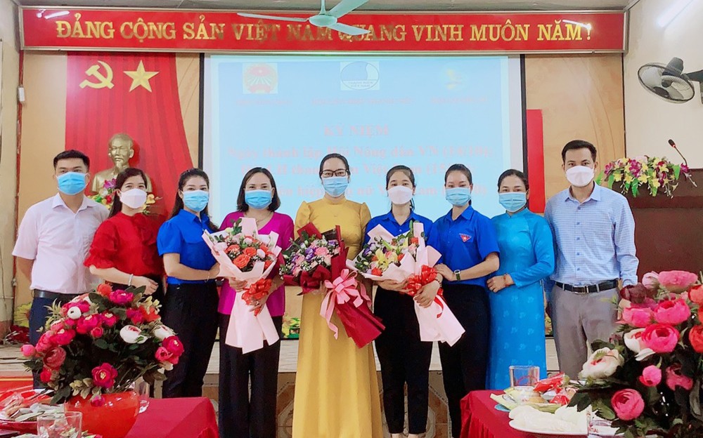 Ra mắt mô hình. Ra mắt mô hình.