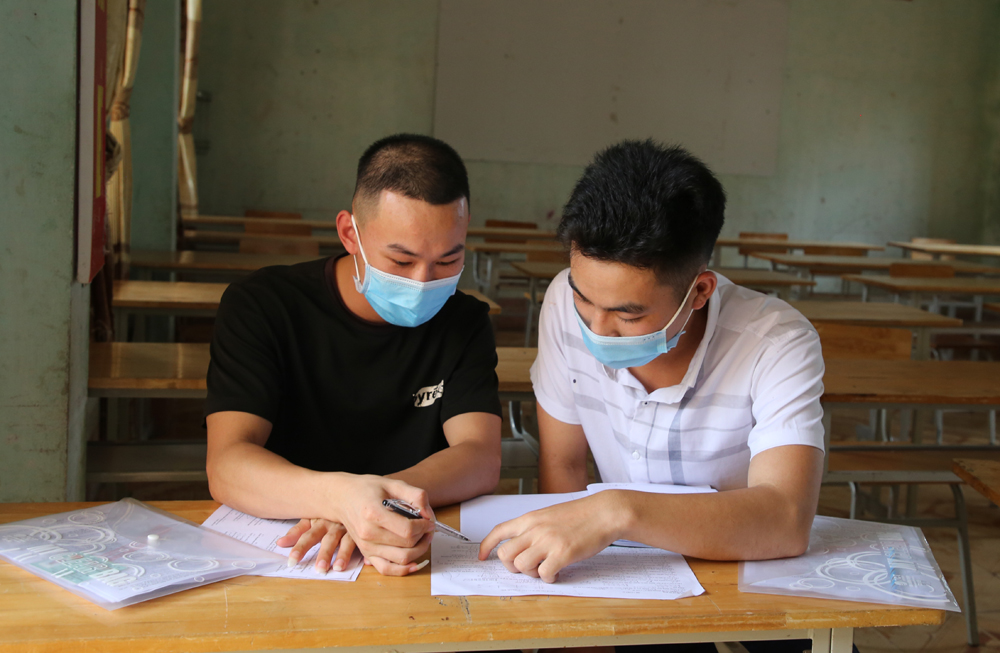 Thí sinh tại điểm thi số 1 (Trường THPT số 1 Mường Khương) tranh thủ ôn lại kiến thức trước giờ thi.