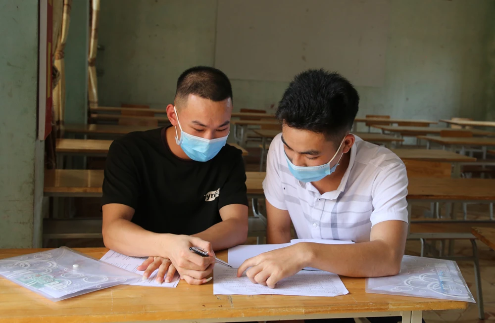 Thí sinh tại điểm thi số 1 (Trường THPT số 1 Mường Khương) tranh thủ ôn lại kiến thức trước giờ thi.